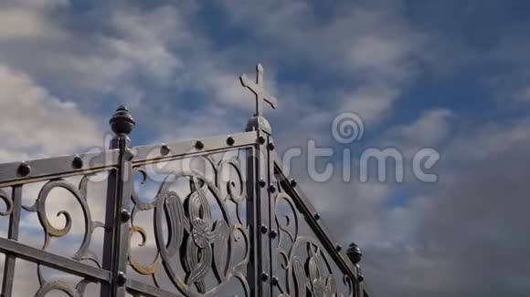 东正教十字架与云彩对抗天空视频的预览图