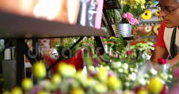 男花匠在花店布置花束视频的预览图