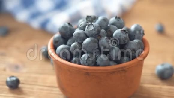 木制背景特写的新鲜蓝莓视频的预览图