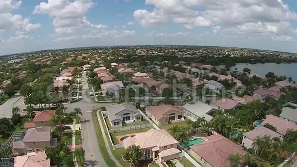 佛罗里达郊区的房子视频的预览图