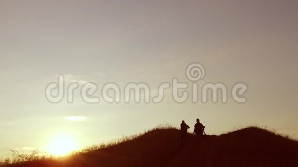 人们成群结队的游客走在一座夕阳下的旅游剪影山上慢视频旅游团视频的预览图