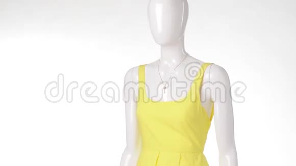 人体模型上的休闲黄色连衣裙视频的预览图