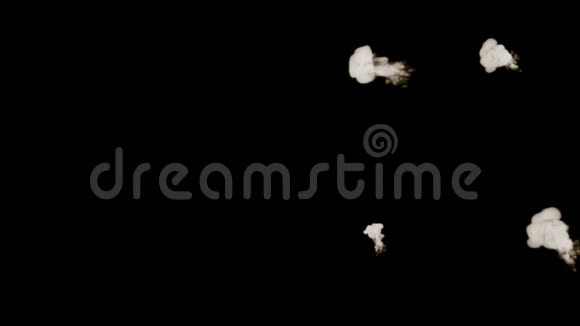 烟流在缓慢的运动中形成环状隔离在黑色背景与背光和准备合成视觉视频的预览图