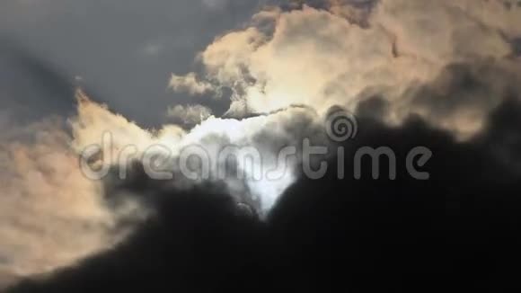 太阳盘在云层里视频的预览图