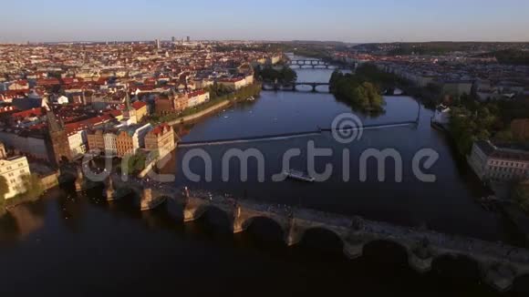捷克共和国查尔斯桥的布拉格鸟瞰图视频的预览图