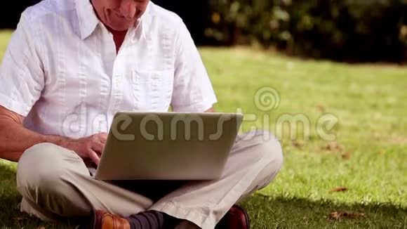 坐在公园里的老人视频的预览图