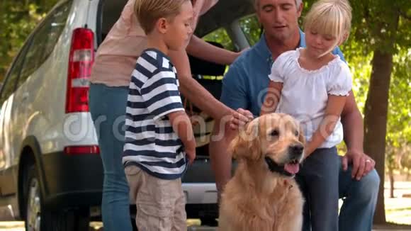 一家人和他们的狗在公园里视频的预览图