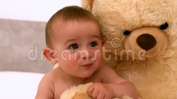 可爱的宝宝和泰迪熊在床上视频的预览图