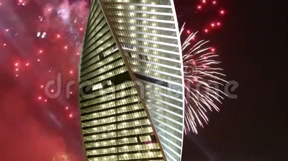 俄罗斯莫斯科国际商务中心城和烟火摩天大楼视频的预览图