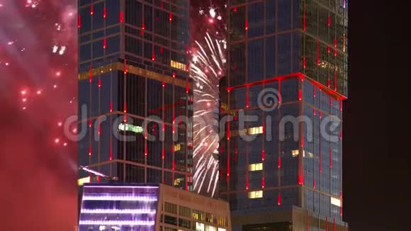 俄罗斯莫斯科国际商务中心城和烟火摩天大楼视频的预览图