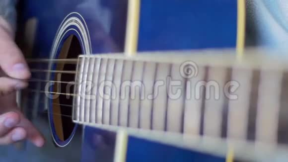 男子演奏声学吉他动作缓慢视频的预览图