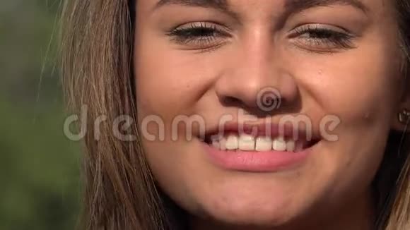 快乐的女人微笑的女人视频的预览图