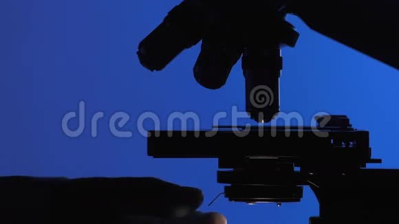 操纵显微镜的人视频的预览图
