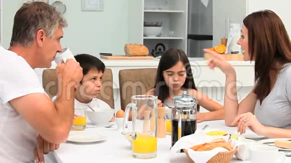 一家人吃早餐视频的预览图