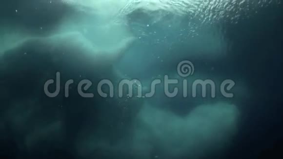 独特的冰山在水下拍摄视频的预览图