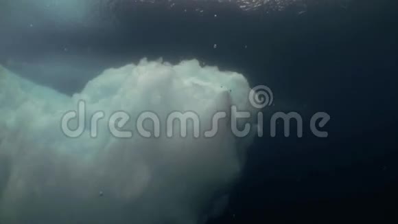 独特的冰山在水下拍摄视频的预览图