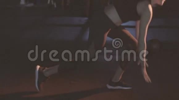 健身房里漂亮的黑发健身女人视频的预览图