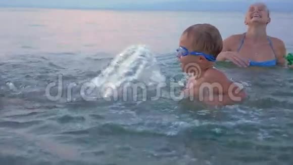 快乐的家庭在水中度假视频的预览图