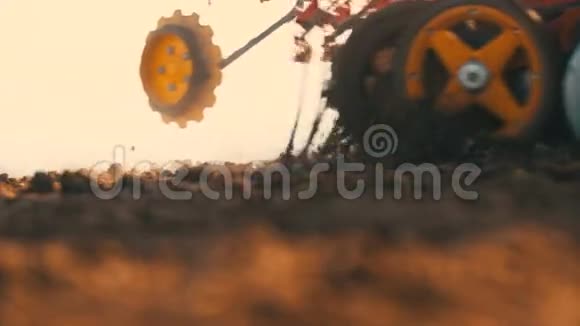 拖拉机在日落时耕田视频的预览图