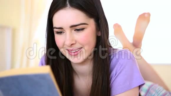 女人在床上看书视频的预览图
