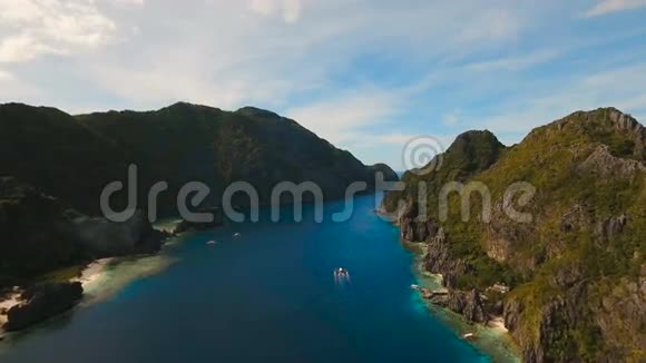 美丽的热带泻湖鸟瞰热带岛屿视频的预览图