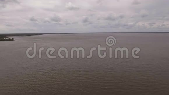 空中观景台田野湖泊的景观视频的预览图