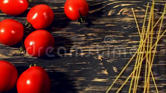 木制背景上的番茄和意大利面视频的预览图