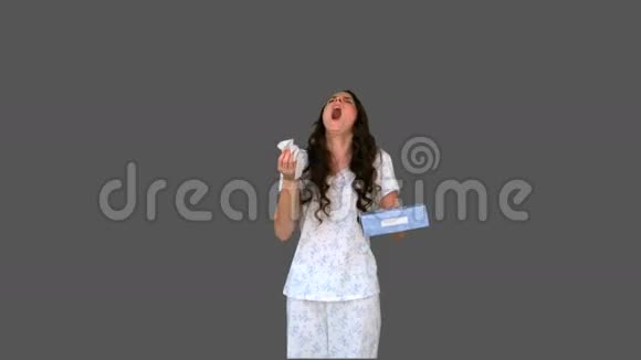 生病的年轻女人打喷嚏视频的预览图
