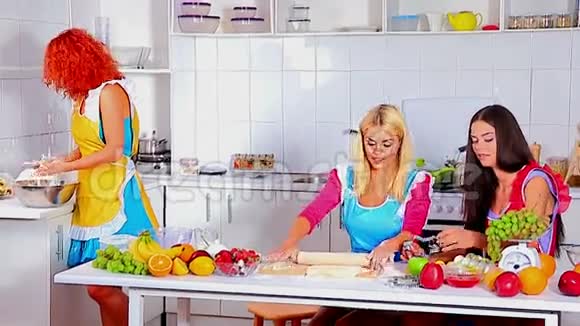 年轻快乐的家庭在厨房做饭视频的预览图