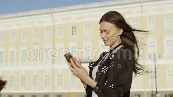 美女用手机视频的预览图