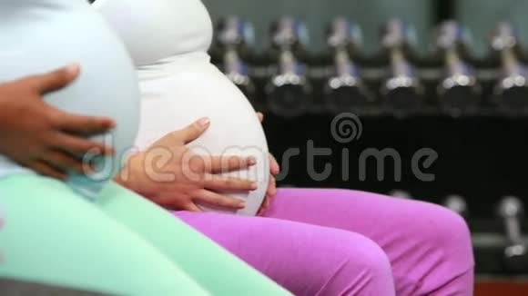 健身工作室的孕妇视频的预览图