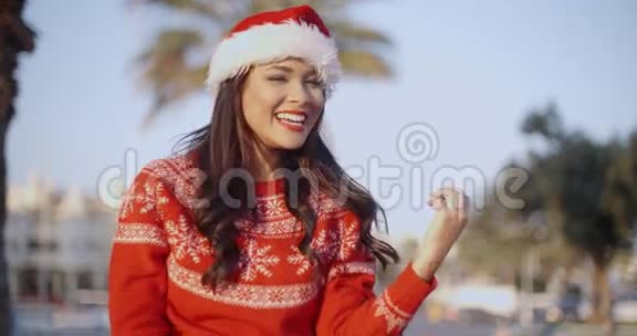 圣诞老人帽子里美丽的女孩视频的预览图