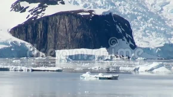 南极洲在阳光明媚的一天视频的预览图
