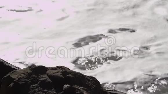 海浪撞击海滩和岩石悬崖视频的预览图