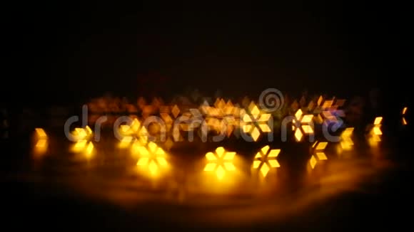 一个抽象的波克风格的视频城市灯与遥远的烟花旋转动态的光线形状视频的预览图