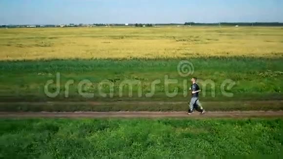 运动员跑步运动员男跑运动员在户外慢跑体育运动视频的预览图