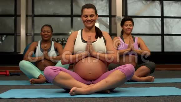 在健身房做瑜伽的孕妇视频的预览图