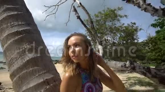 夏日里美丽的年轻女子在热带海滩上摆姿势视频的预览图