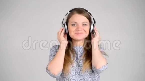 带着耳机的女人听音乐视频的预览图