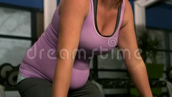 在健身房锻炼的孕妇视频的预览图