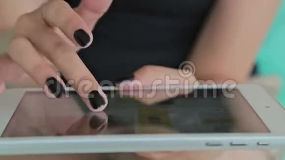用数字平板电脑特写女人的手视频的预览图