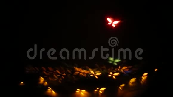 一个抽象的波克风格的视频城市灯与遥远的烟花旋转动态的光线形状视频的预览图
