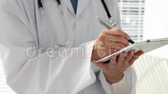医生在剪贴板上写字视频的预览图