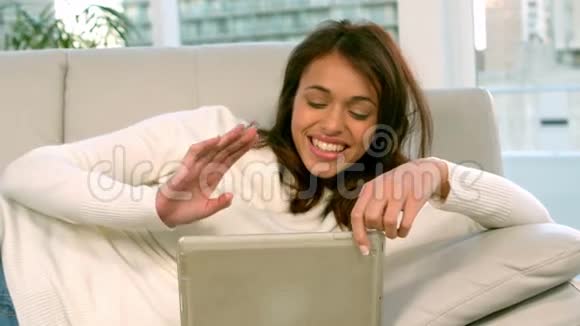女人在平板电脑上使用视频聊天视频的预览图