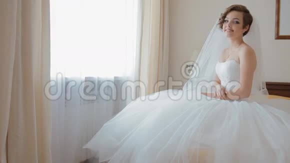 美丽年轻新娘的肖像视频的预览图