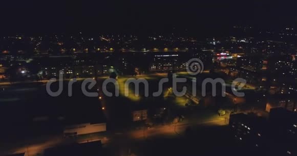 爱沙尼亚科赫特拉贾尔夫市夜间鸟瞰美景视频的预览图