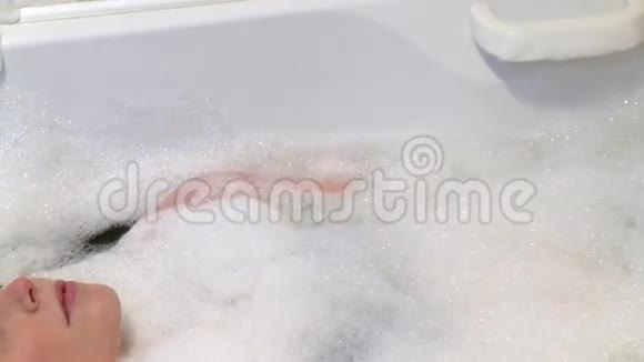 放松的女人洗澡视频的预览图