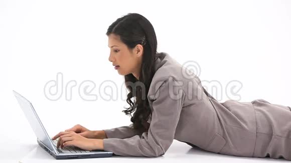 优雅的女人用笔记本电脑视频的预览图