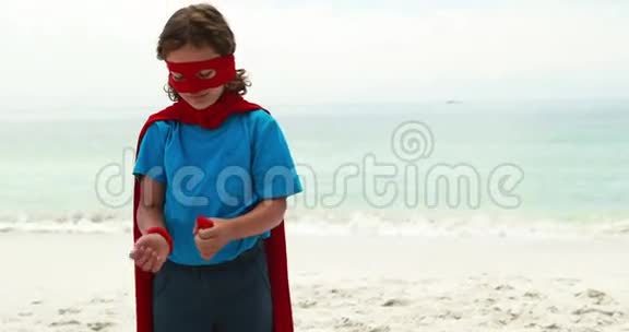 假装是超级英雄的男孩视频的预览图