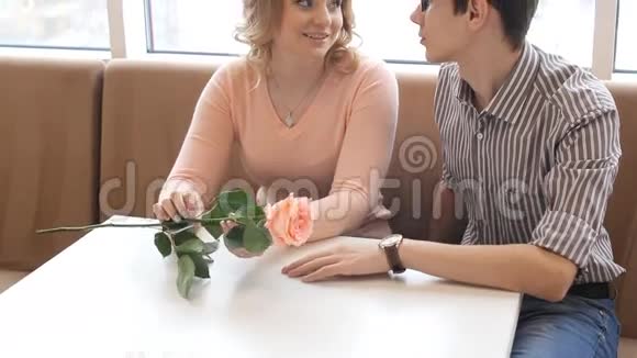 一对浪漫约会的年轻情侣视频的预览图